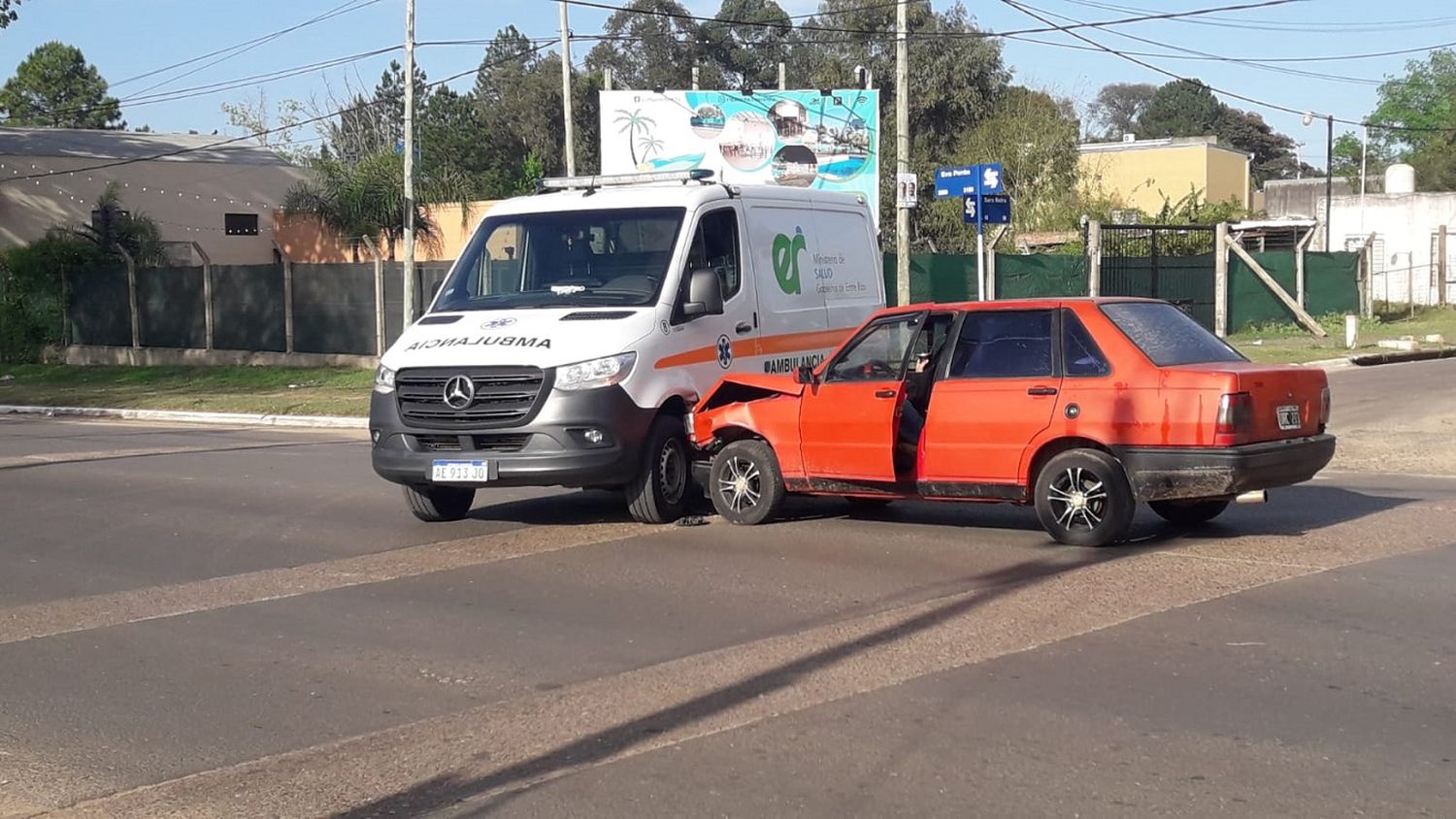 Accidente de tránsito entre una ambulancia y un automóvil familiar