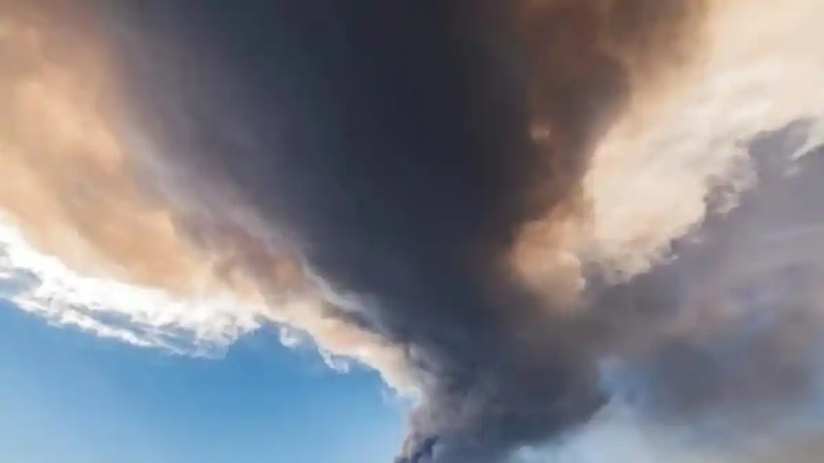 Alerta en el sur Italia por erupción del volcán Etna, comenzaron evacuaciones y suspendieron vuelos