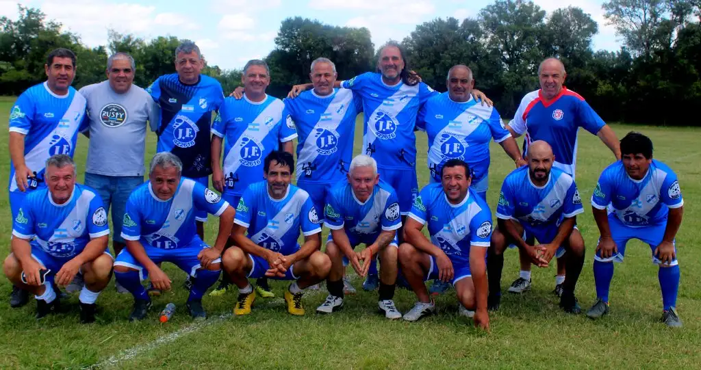 Una de las formaciones de veteranos del C.A. Libertad que estará colaborando con esta nueva cruzada por un juguete.