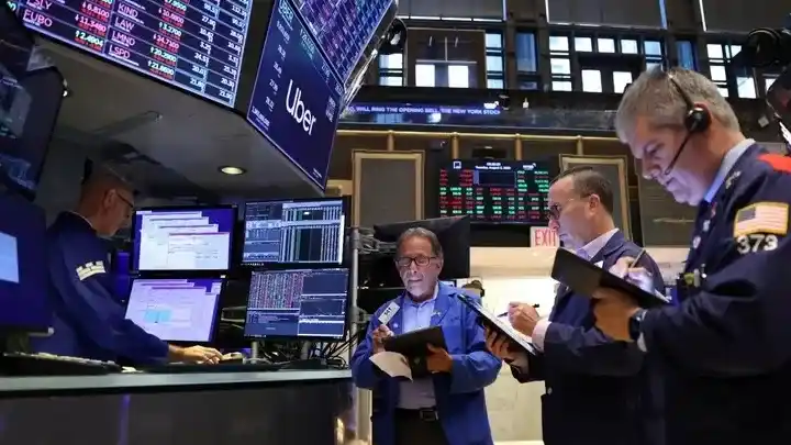 El riesgo país bajó a 425 puntos.
