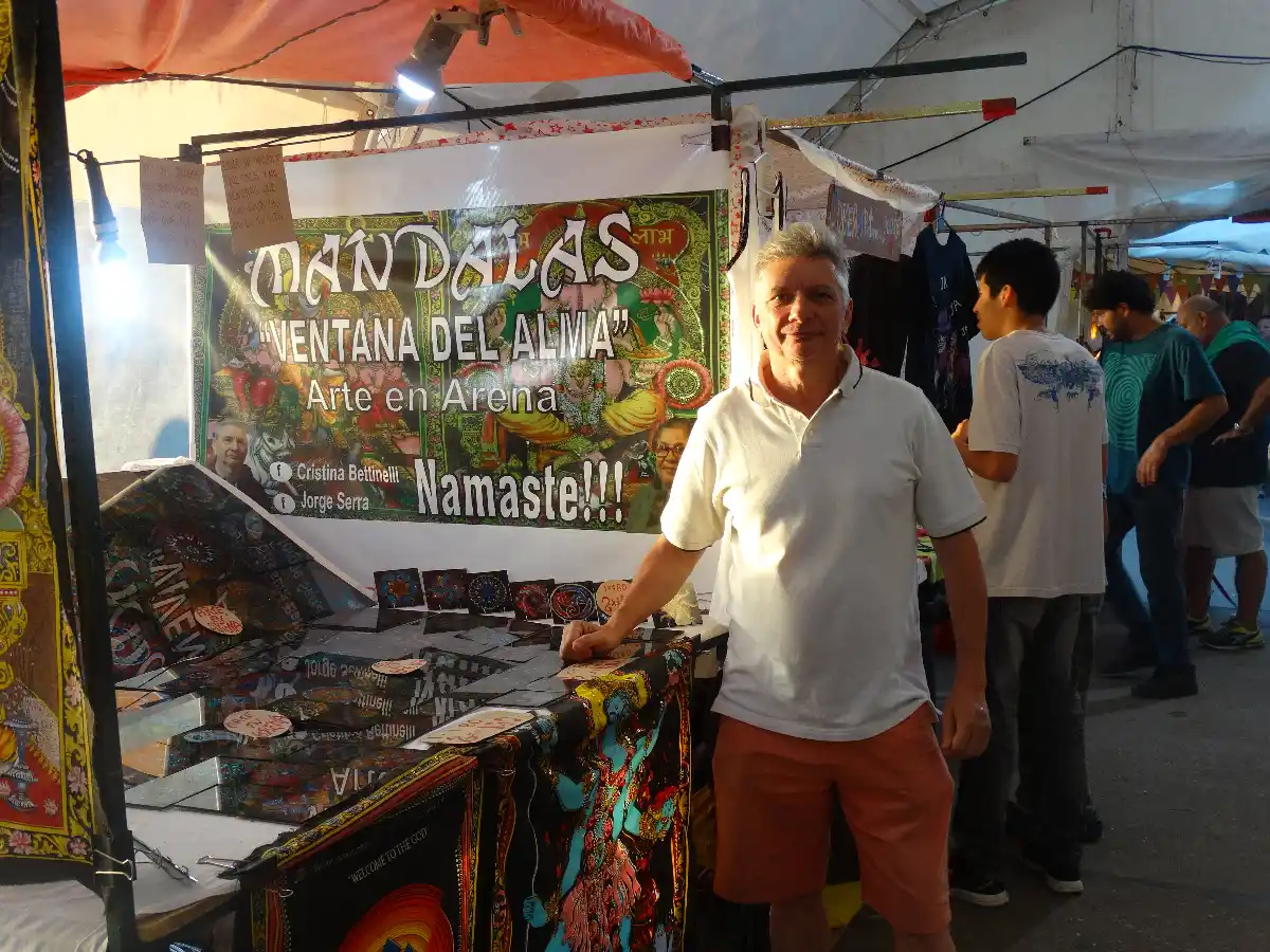 Arte en arena, una técnica milenaria  que atrae en el Paseo de Artesanos  de Villa María 