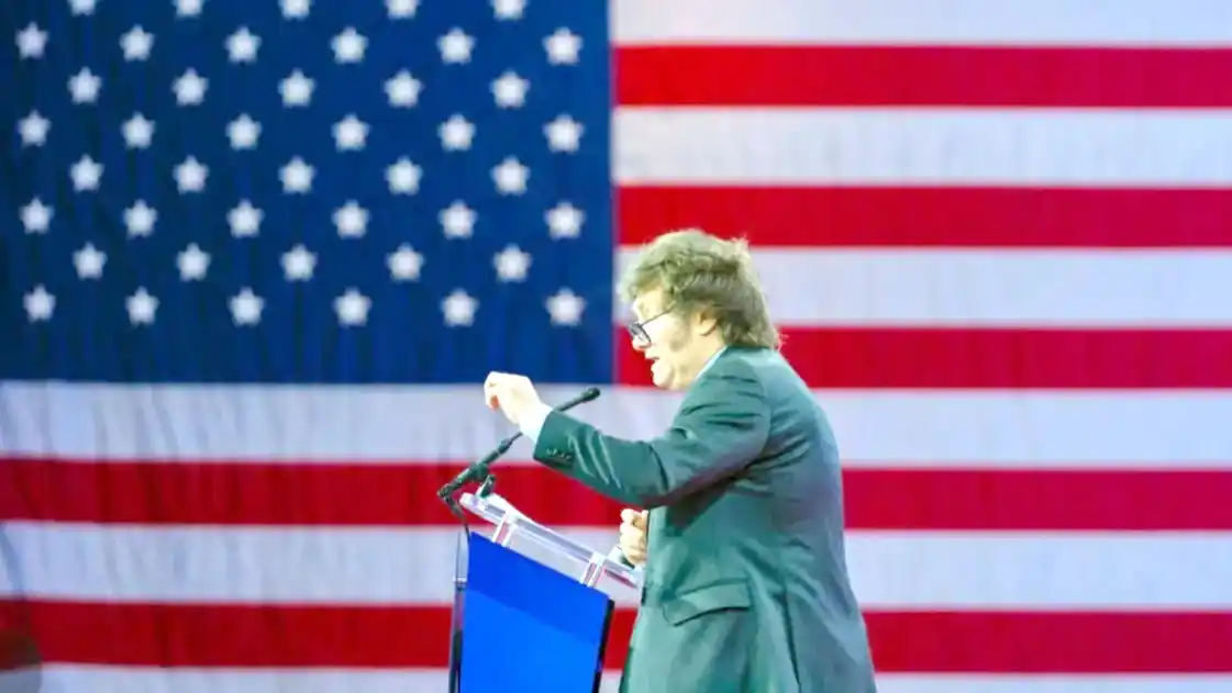 "Nos van a salir dólares por las orejas", aseguró Milei horas antes de su nuevo viaje a los EE.UU.