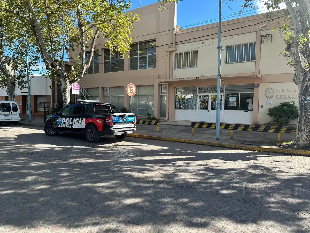 Importante movimiento policial en la Escuela Rivadavia: se activaron los protocolos de seguridad