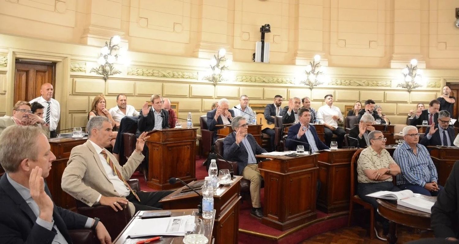 Elogios entre bloques, en medio de la transición, que cuidan el diálogo y la existencia de políticas publicas para sostener la salud y la educación en manos del Estado santafesino. Hubo unanimidad para la media sanción de la ley de Presupuesto. Crédito: Prensa Senado