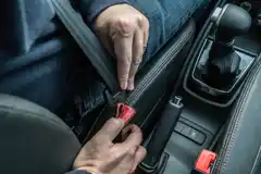 ¿Pueden multarte por conducir sin el cinturón de seguridad?