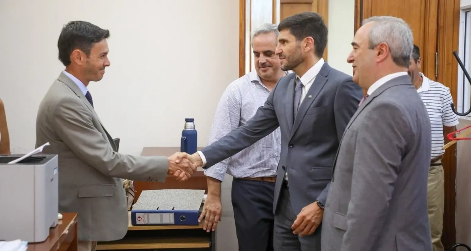 El gobernador saludó a los integrantes de la Fiscalía de Estado en su recorrido por la dependencia.