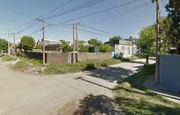 Entró a una casa y escapó por un balcón con una bicicleta al hombro