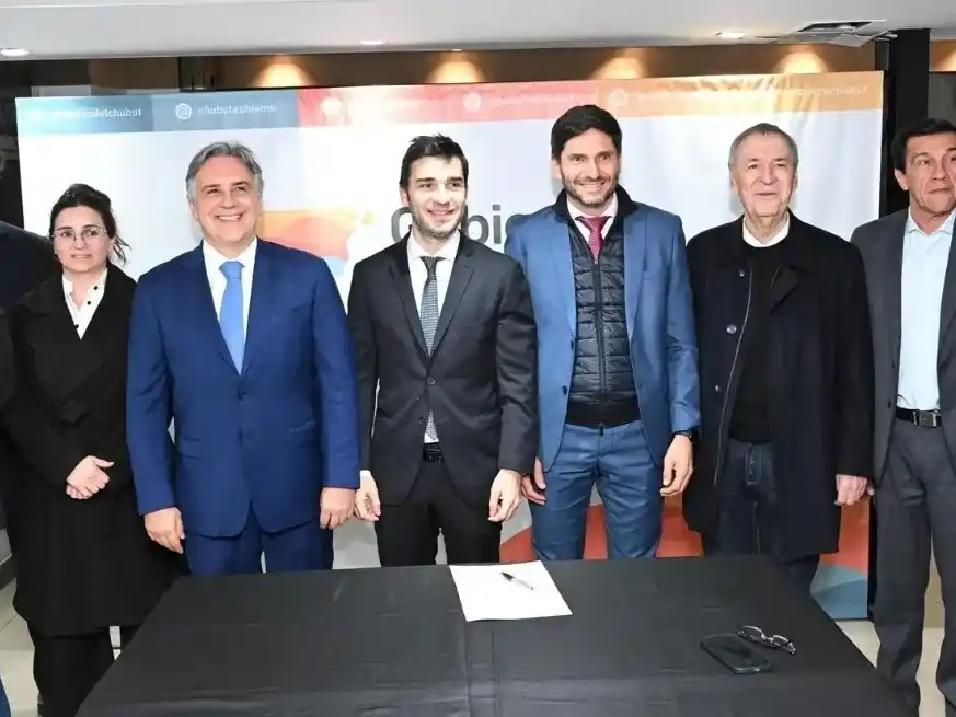 Pullaro (Santa Fe), Llaryora (Córdoba), Torres (Chubut), Sadir (Jujuy) y Vidal (Santa Cruz), junto a representantes de sus respectivas provincias. Crédito: Prensa Gobierno de la provincia de Córdoba