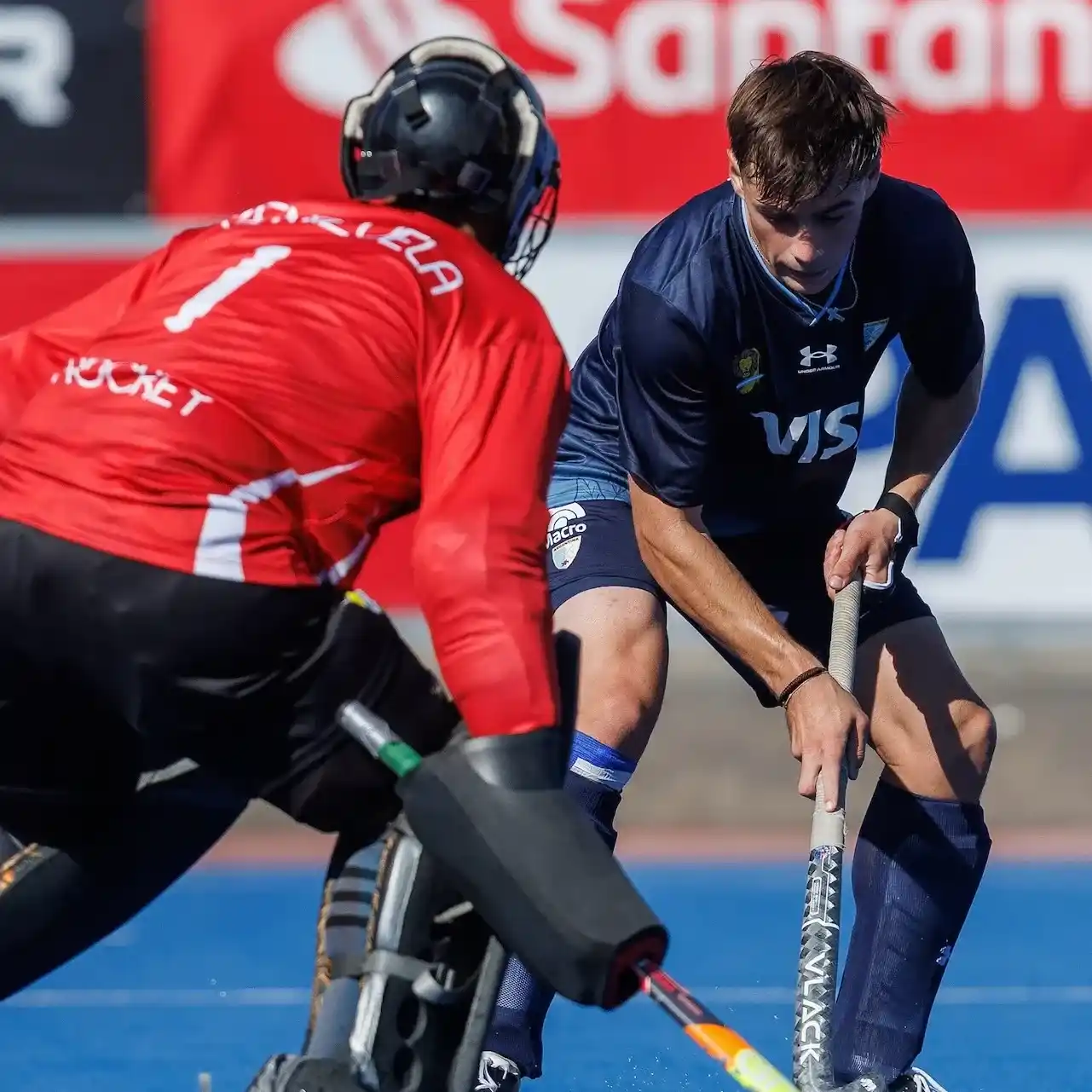 Una imagen del duelo entre argentinos y venezolanos.