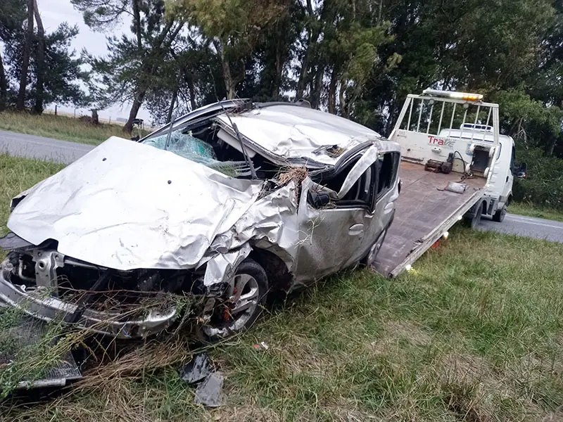 Perdió la vida al volcar el auto que conducía