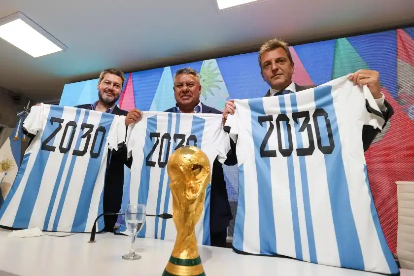 Sergio Massa y «Chiqui» Tapia presentaron la sede de Argentina para el Mundial Centenario 2030″