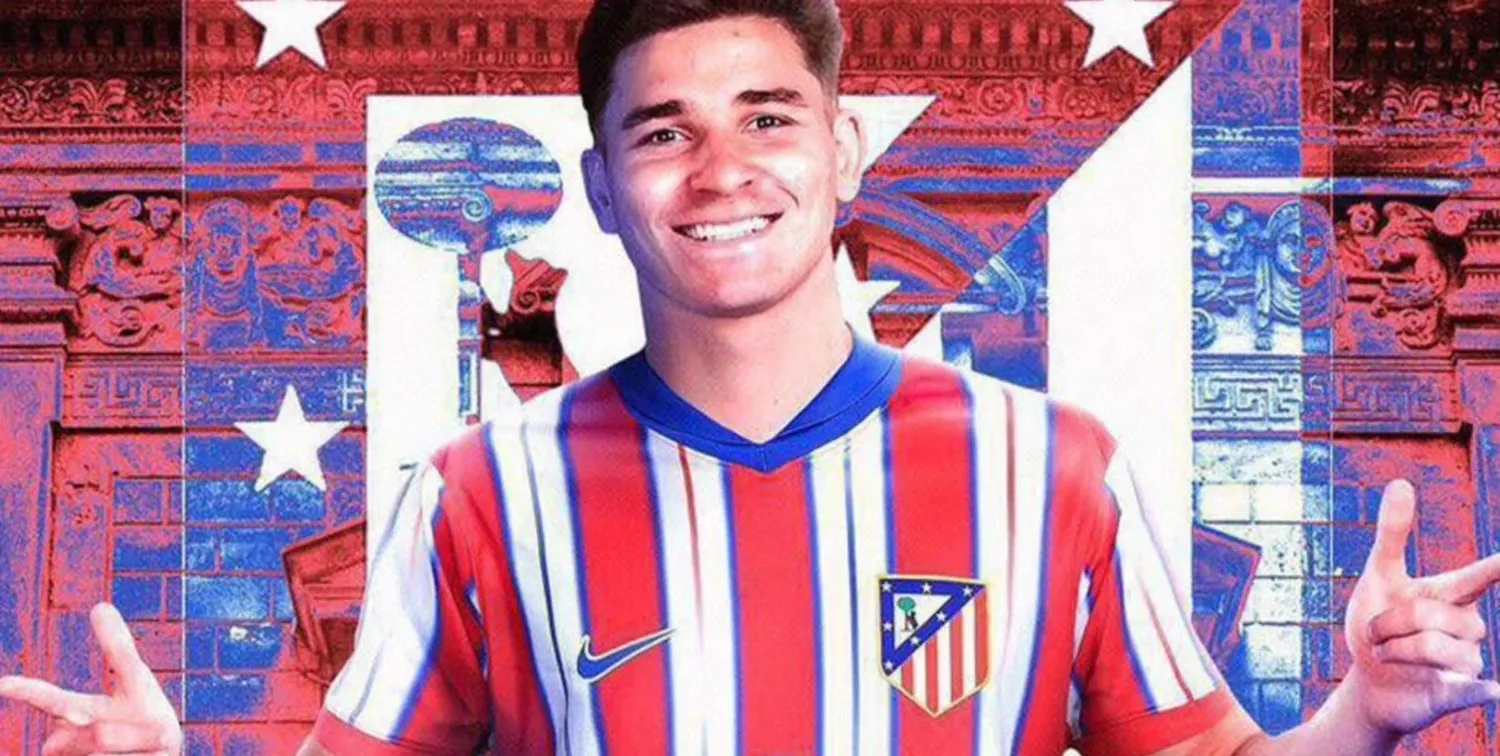 Ya está en España. Julián Álvarez llegó a Madrid este domingo y hoy firmará el contrato que lo ligará al Atlético de la capital española para ser dirigido por el "Cholo" Diego Simeone. Gentileza