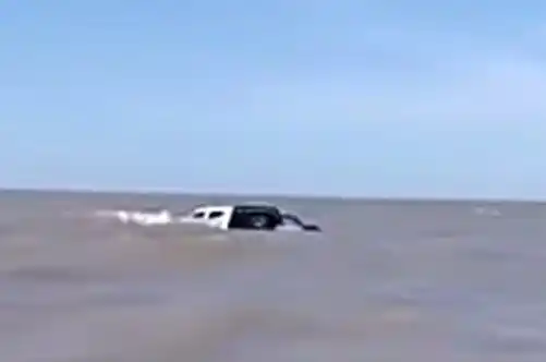 Violó la cuarentena y se fue a pescar: el agua le llevó la camioneta