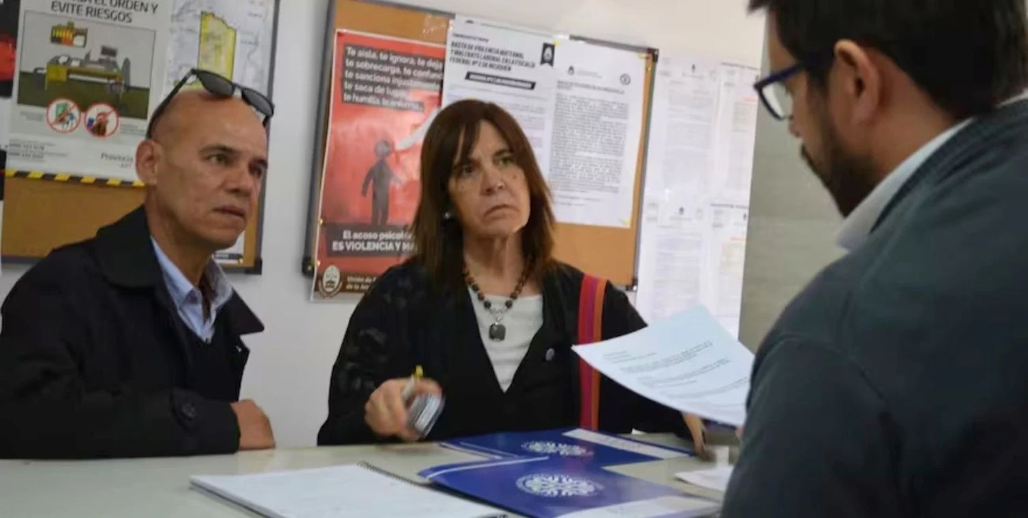 La rectora Beatriz Gentile, acompañada del abogado Marcelo Medrano en la fiscalía de Neuquén al hacer la denuncia contra Javier Milei. Foto: Universidad Comahue.