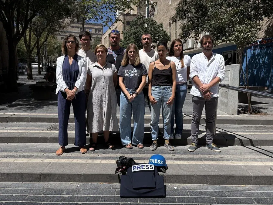 Minuto de silencio de varios periodistas de medios españoles