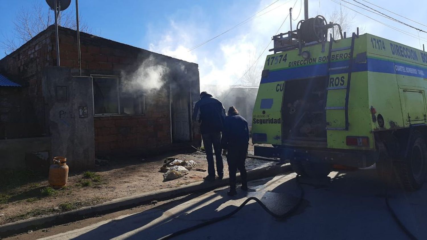 Estaban jugando con un encendedor y se desató el fuego sobre una vivienda