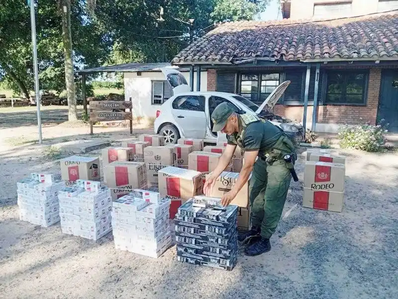 GN secuestró 19 kilos de hojas de coca y 
14000 atados de cigarrillos de origen extranjero