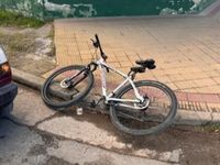 Un joven que circulaba en bicicleta terminó hospitalizado cuando le abrieron la puerta de un auto