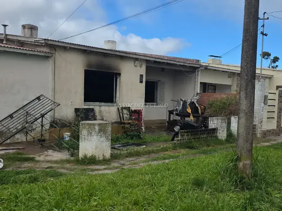 Incendio de vivienda en Buchardo al 700: trasladaron a una mujer al Hospital