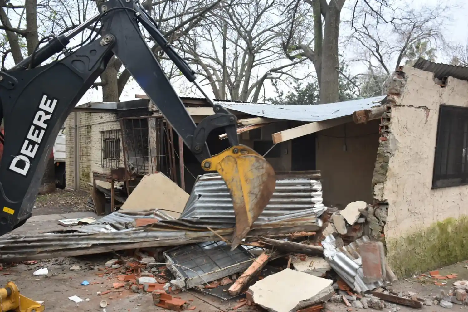 Derrumbaron una exvecinal que había sido apropiada por el delito en barrio Saladillo