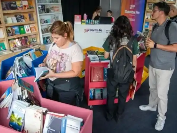 La agenda diaria está colmada de presentaciones literarias, mesas de debate, homenajes, talleres, charlas con autores y stands de librerías, la Feria invita a disfrutar de su última semana con una variada oferta de propuestas para todo público. Credit: Gentileza.