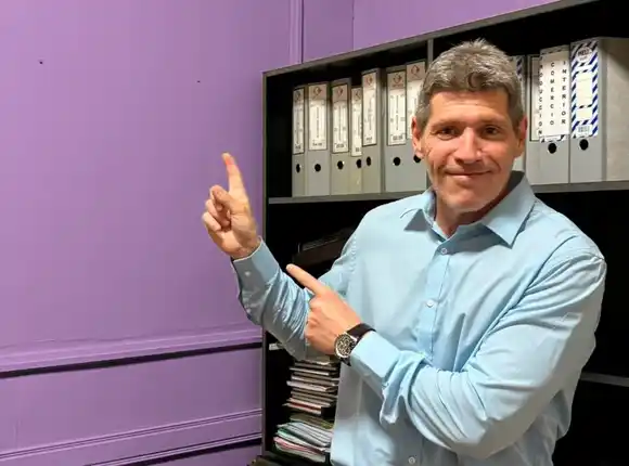 Legislador marplatense pintó su despacho de violeta antes de entregárselo a Mayra Mendoza