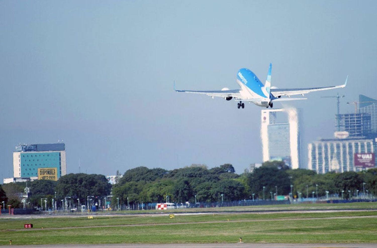 Aerolíneas Argentinas: "Estamos analizando incluir mayores destinos de cara al verano"