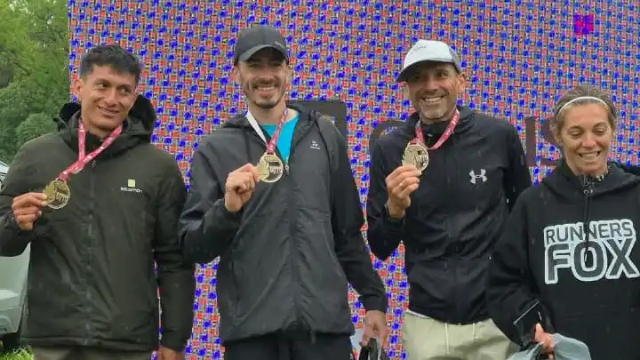 Leandro Guevara (en el centro), ganador del Ultra Trail Tierras del Diablo