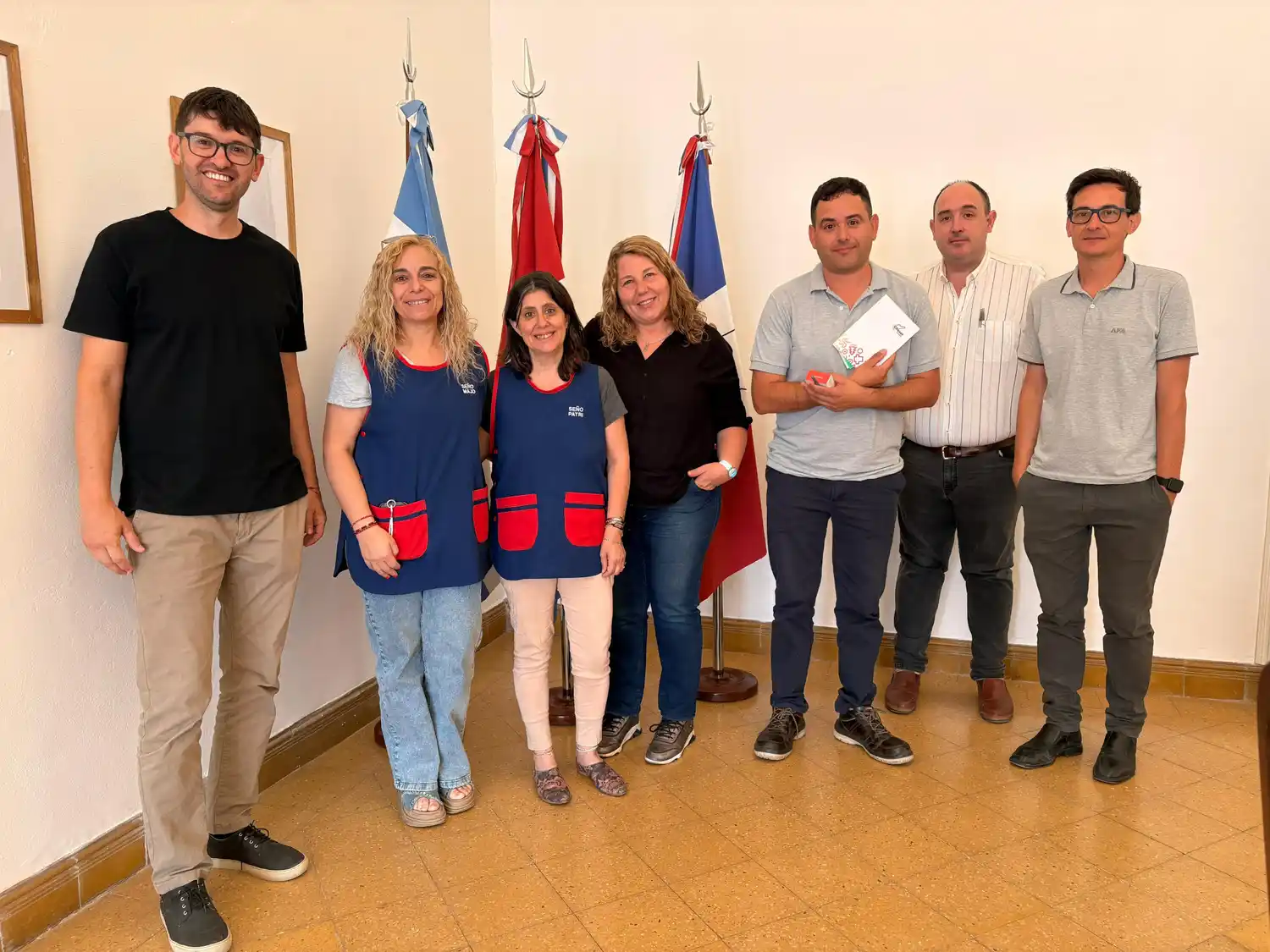 El presidente comunal Mauricio Lucic junto a autoridades de establecimientos educativos.
