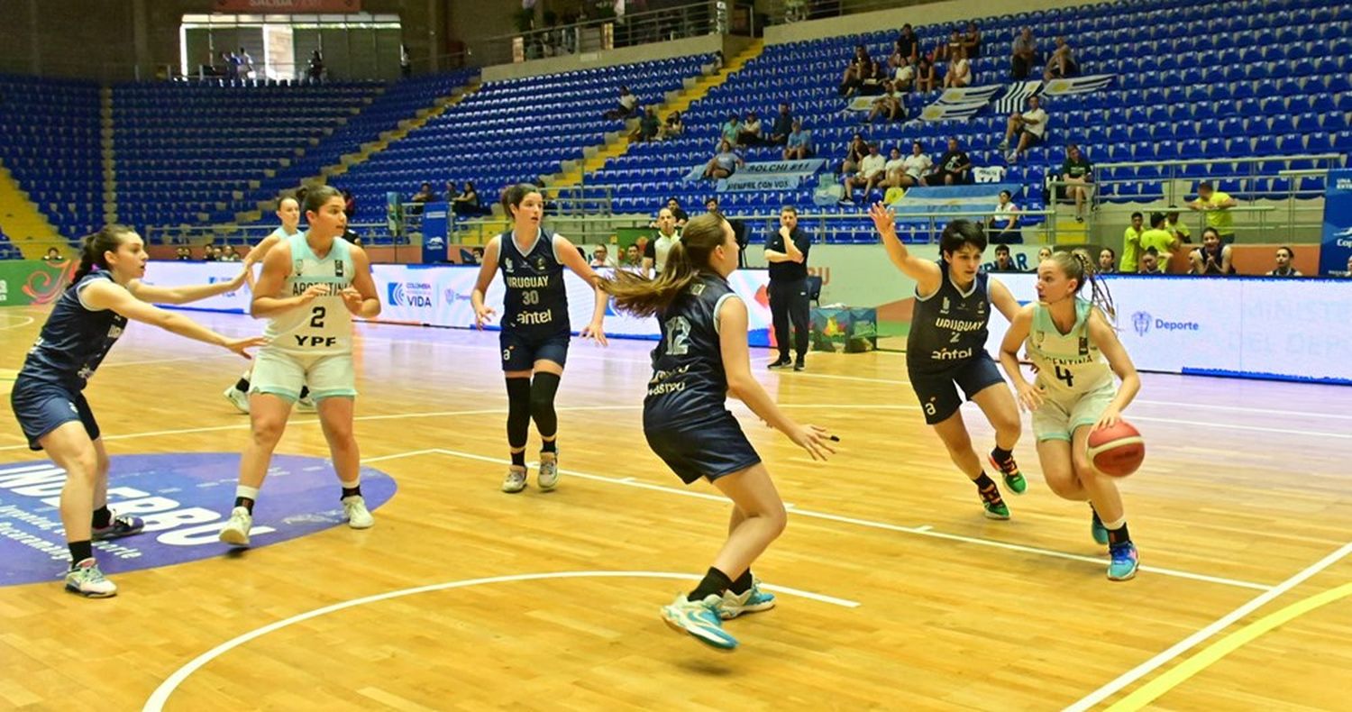 Boullón Faifer, con la casaca 2, espera la descarga de su compañera (foto: FIBA).