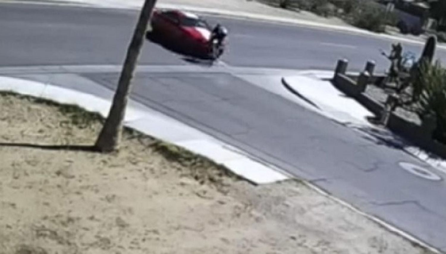 Video: Le contó a su novia que tenía sida y ella lo atropelló con su auto