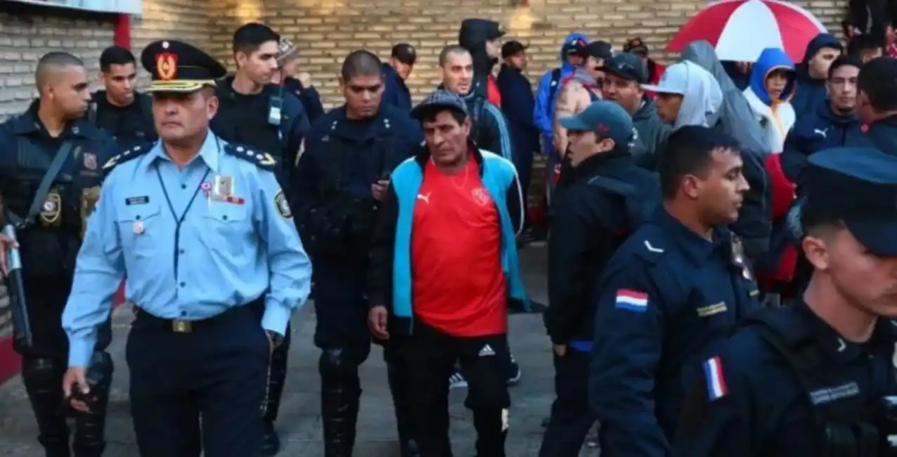 Paraguay: por portación de armas y drogas, expulsaron a 45 barras de Independiente