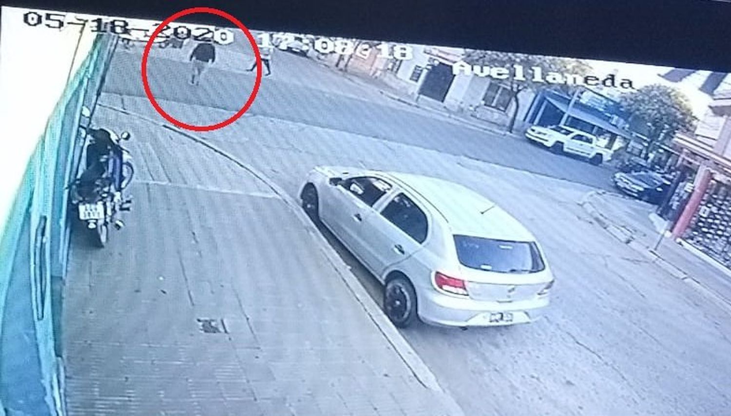 La cámara de seguridad de un vecino registró al delincuentes de espaldas 