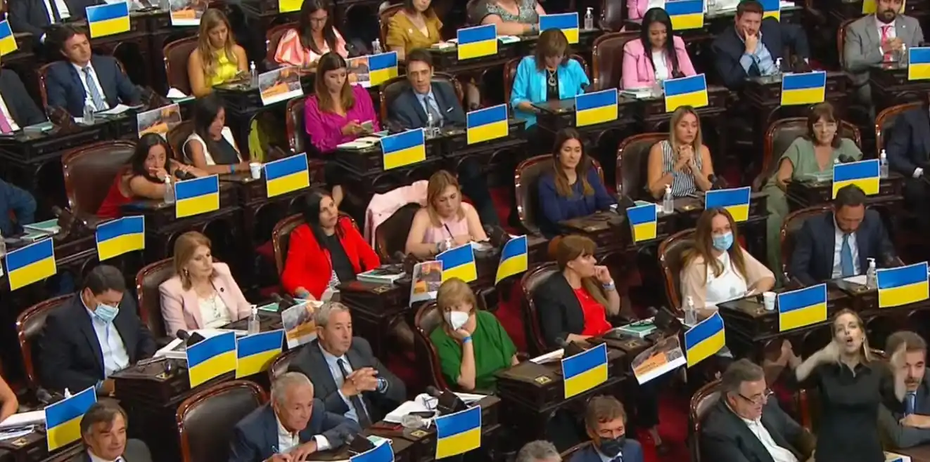 Apertura de sesiones 2022: Legisladores de Juntos pusieron banderas de Ucrania