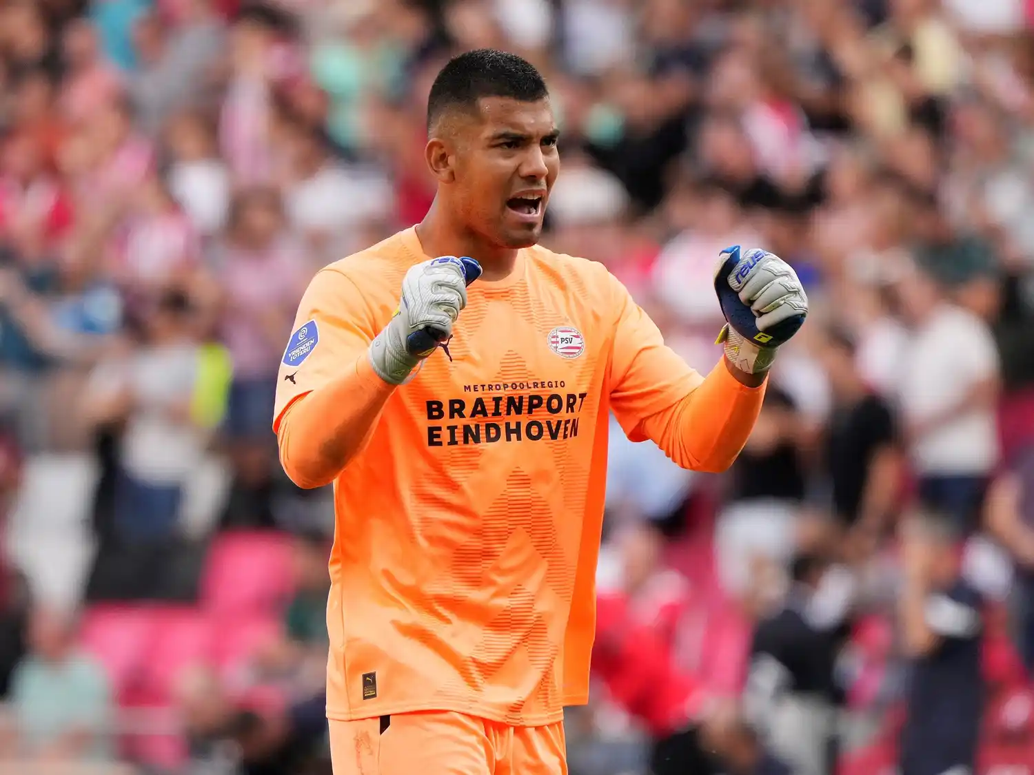 Walter Benítez se suma a la Premier.