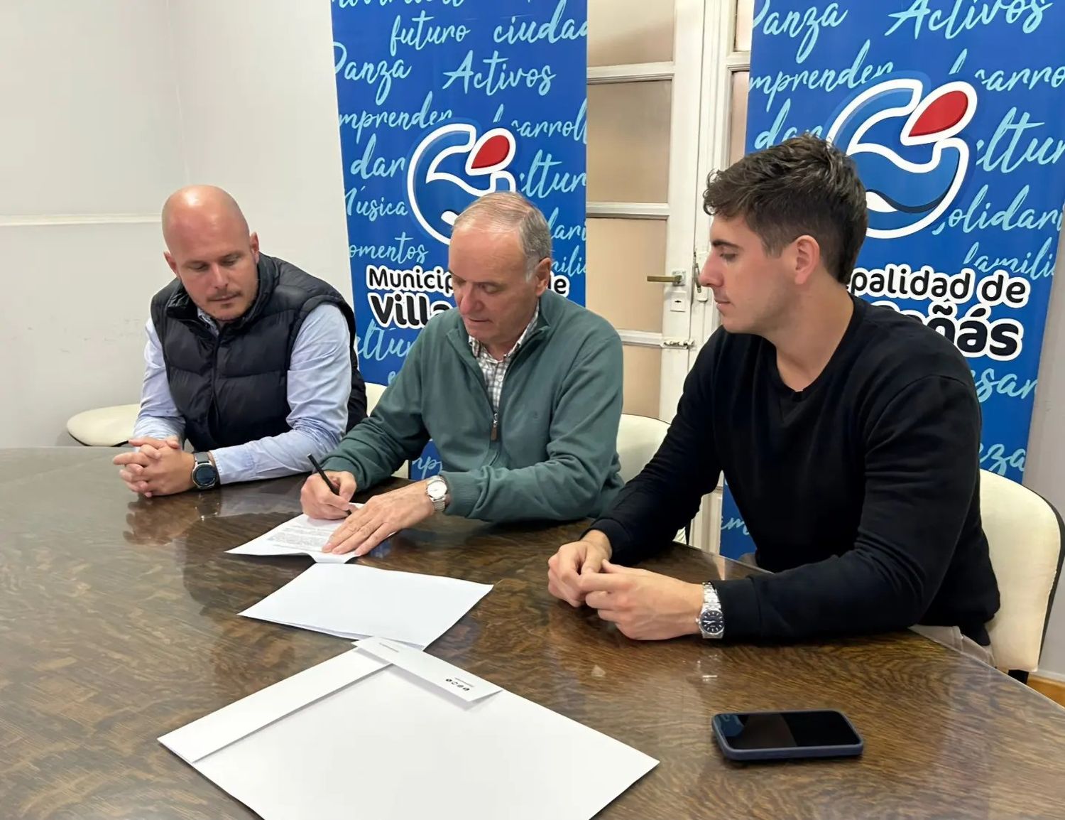 Norberto Vergé, Norberto Gizzi y Guillermo Gallo en la firma de recepeción de los fondos.