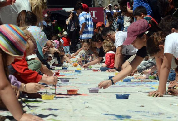 Cientos de niños pintaron la bandera de Chacinar junto a Milo Lockett y Manuel Paz