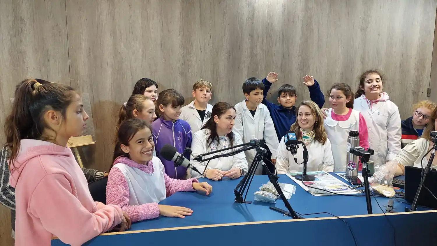 Alumnos de la Escuela N° 54 visitaron los estudios de Paralelo 32 y Boing 93.7 y conocieron cómo se hace periodismo