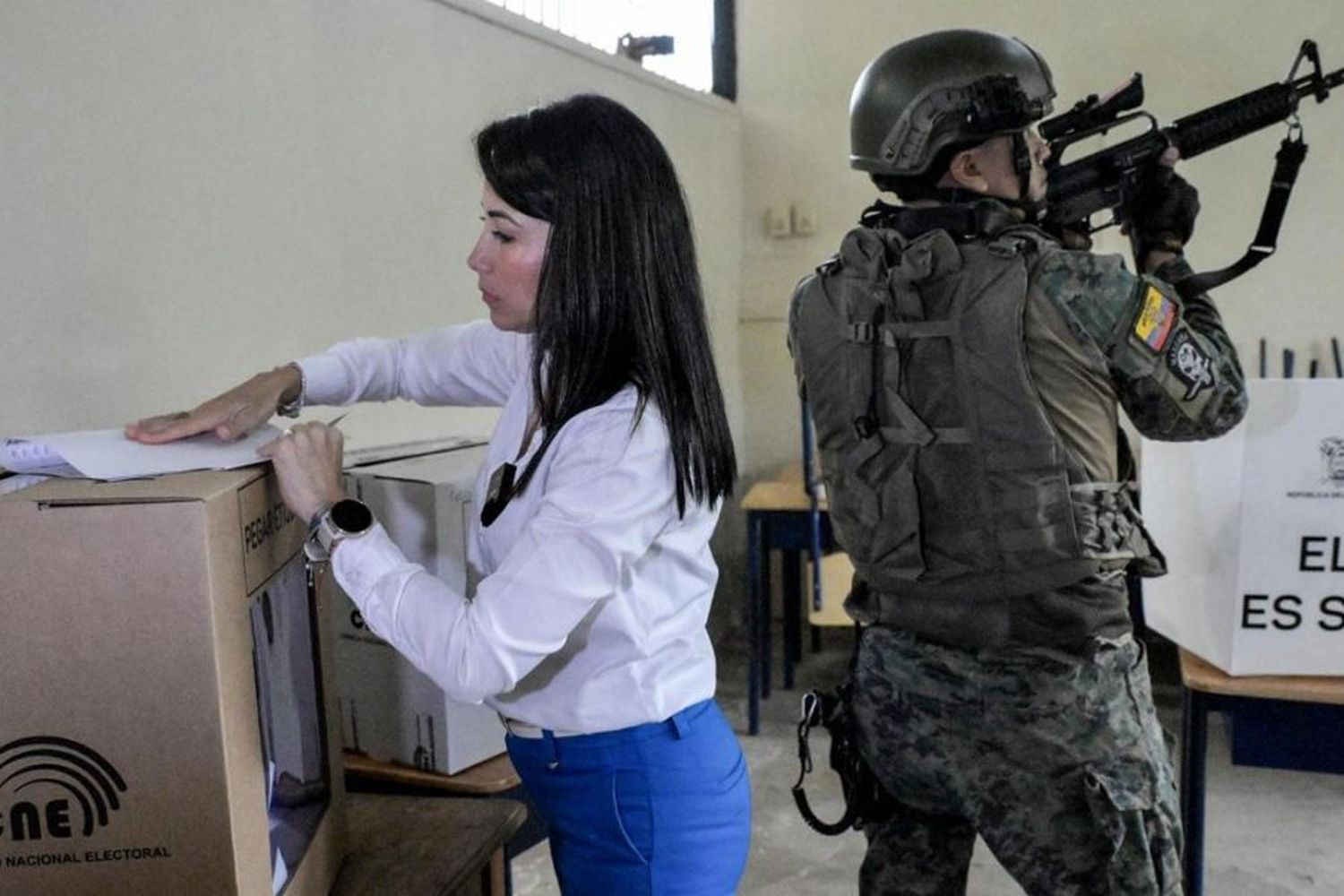 La candidata Luisa González votó escoltada por las fuerzas de seguridad. Foto: AFP /NA