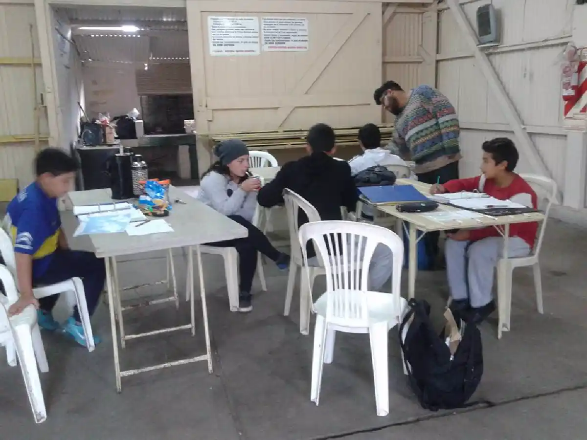 Indignante: le arrebataron la mochila a una maestra solidaria de barrio Hospital 
