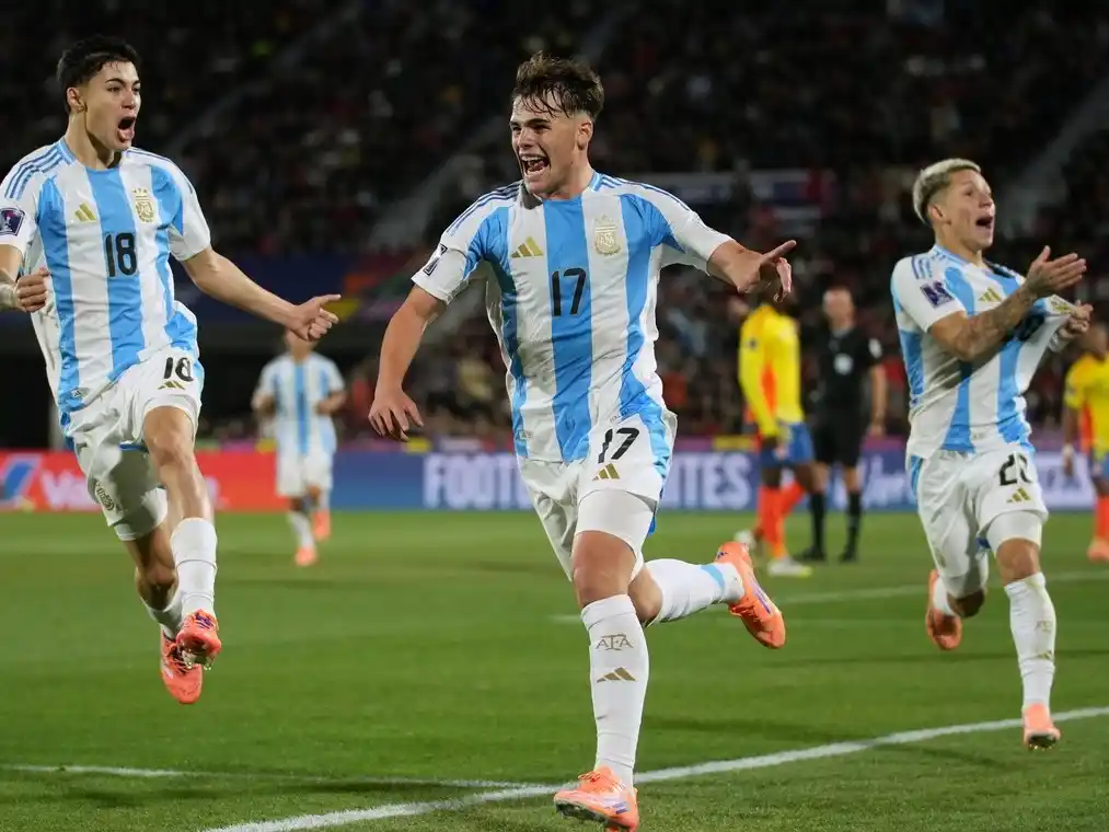 El festejo de Mateo Silvetti en el gol argentino (Olé)