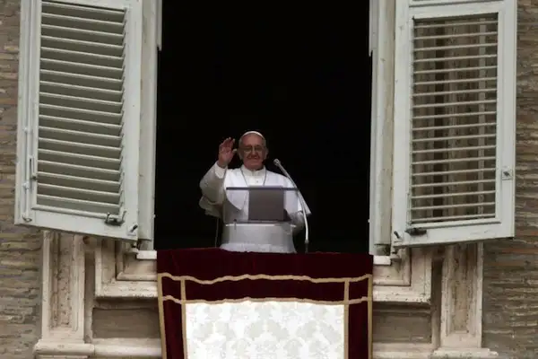 "La misericordia cambia al mundo", dijo el papa Francisco en su primer Angelus