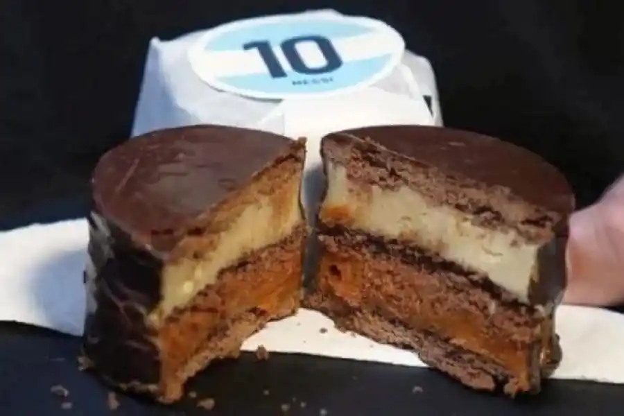 Triple de dulce de leche, con baño de maní e inspirado en la Scaloneta: se definió el mejor alfajor del mundo