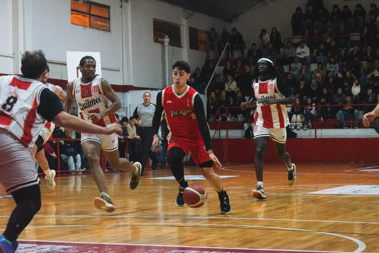 Quilmes y Huracán se enfrentan en una nueva edición del clásico de barrio por el Oficial