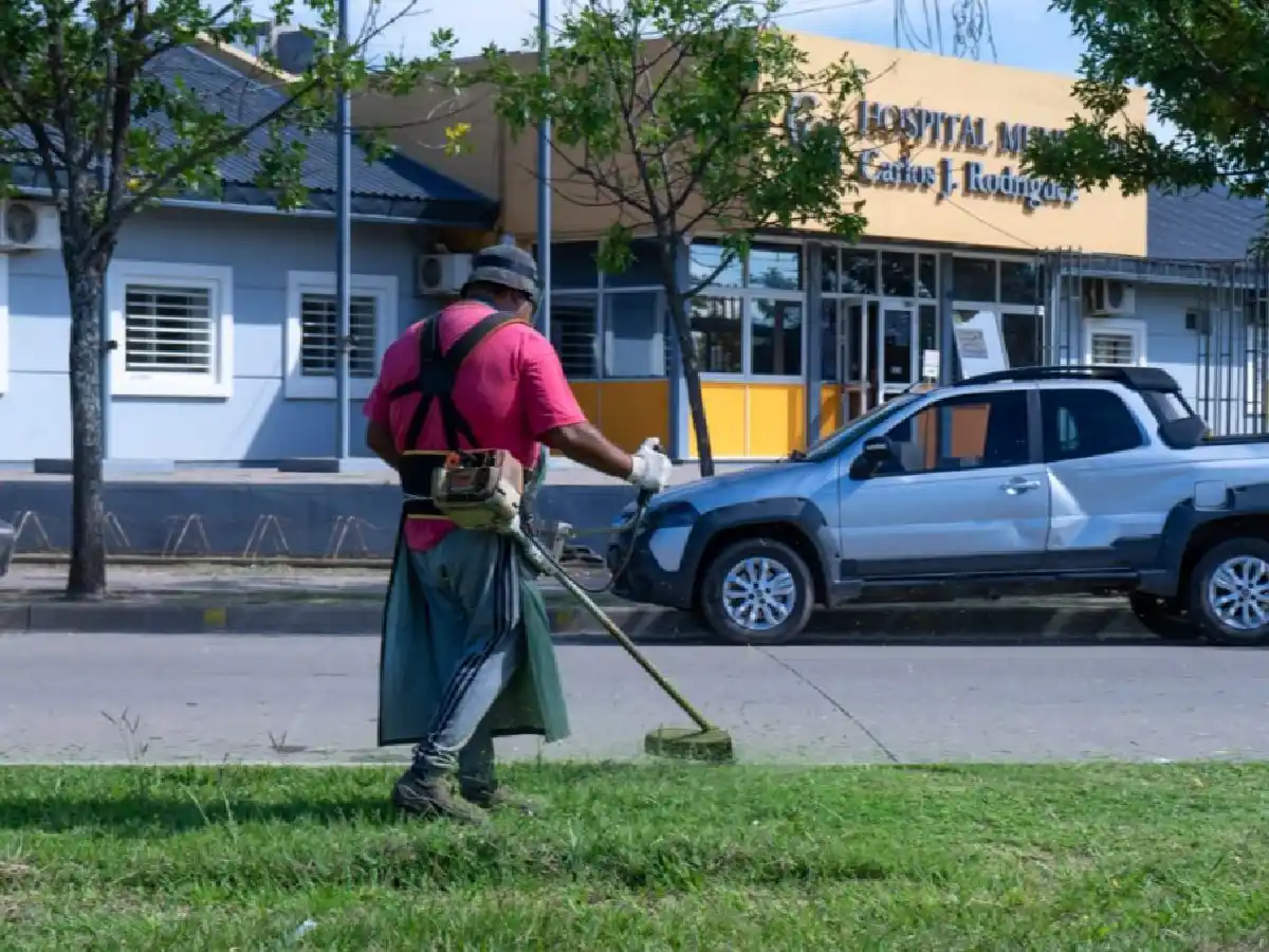 Arroyito: realizan tareas de  mantenimiento en espacios verdes de la ciudad y parajes