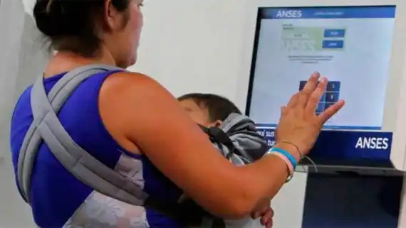 Cuánto se cobra por AUH y Tarjeta Alimentar en agosto de 2024