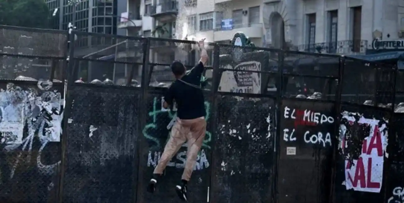 Pasadas las 18, un grupo de manifestantes logró derribar las vallas del operativo de seguridad. Crédito: NA