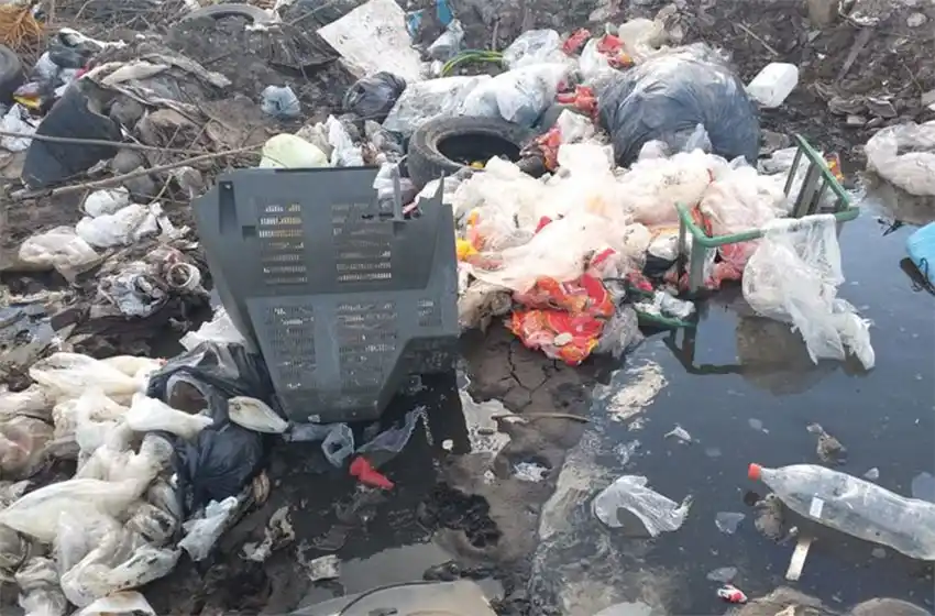 Sin registro ni seguro, fue interceptado mientras tiraba basura en un descampado