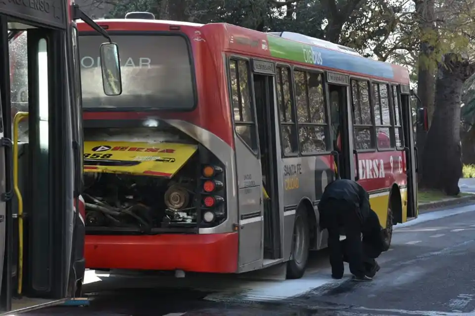 Un colectivo de la Linea 9 tomó fuego en Boulevard y Necochea