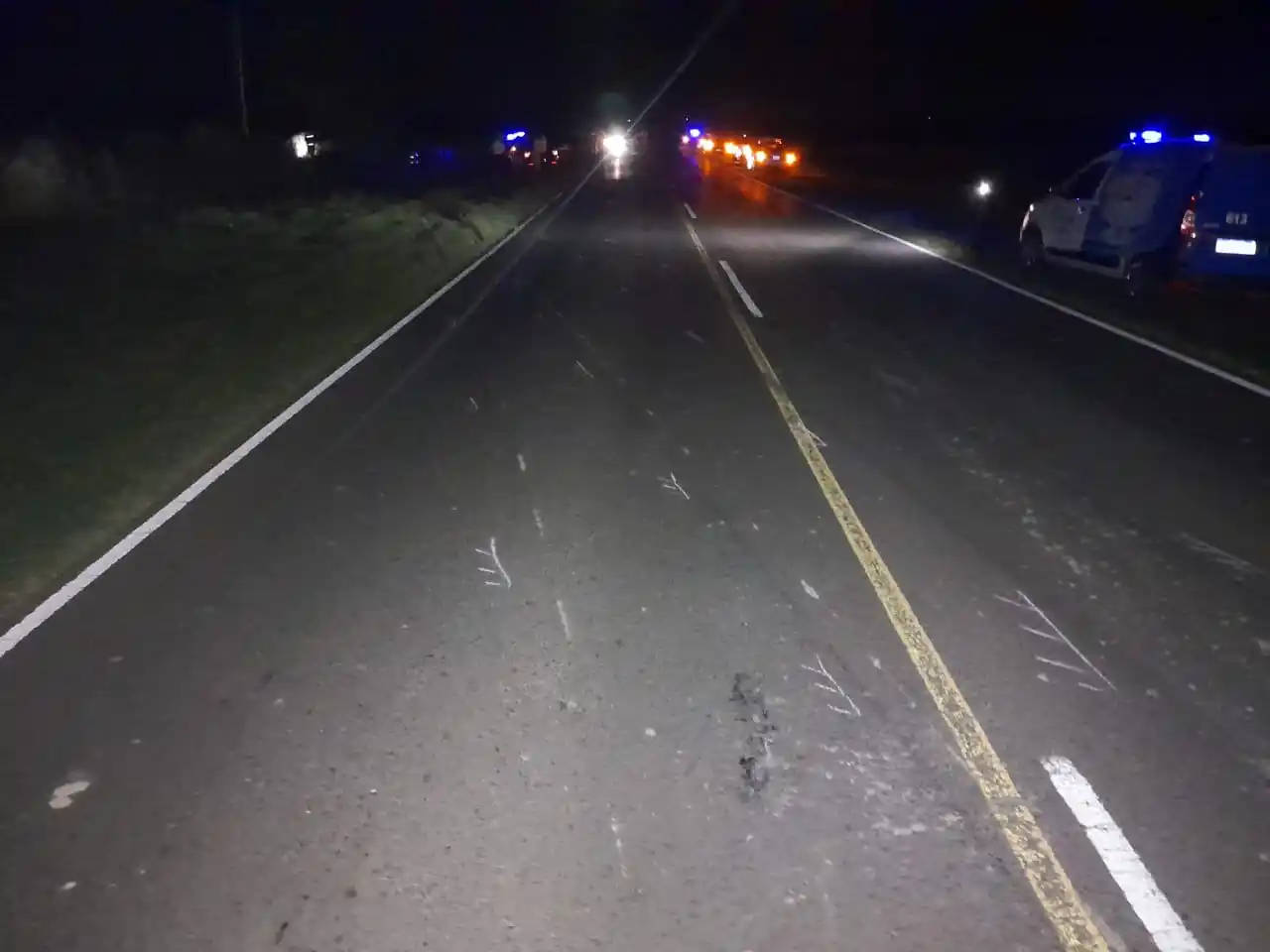 Huyo de un operativo policial, atravesó un segundo puesto caminero y volcó